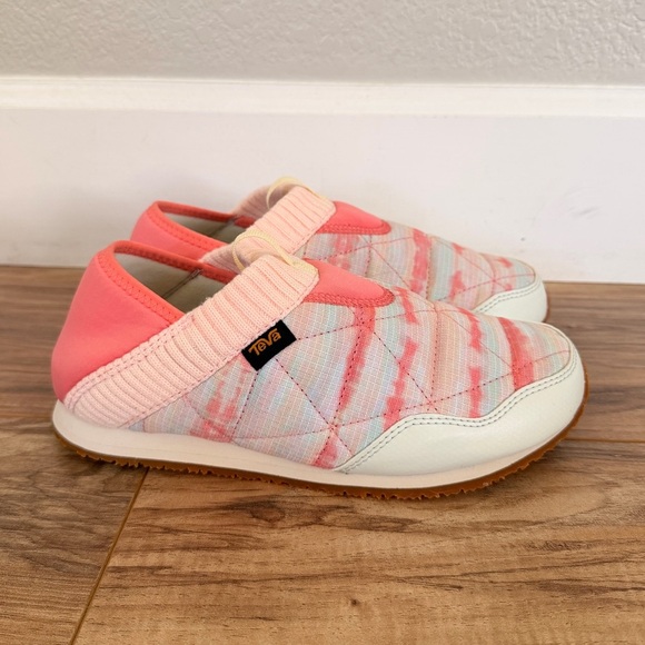 Teva Women's Ember Moc Tie-Dye Shoes - Pink and Blue NWT Size 7 - Picture 2 of 9